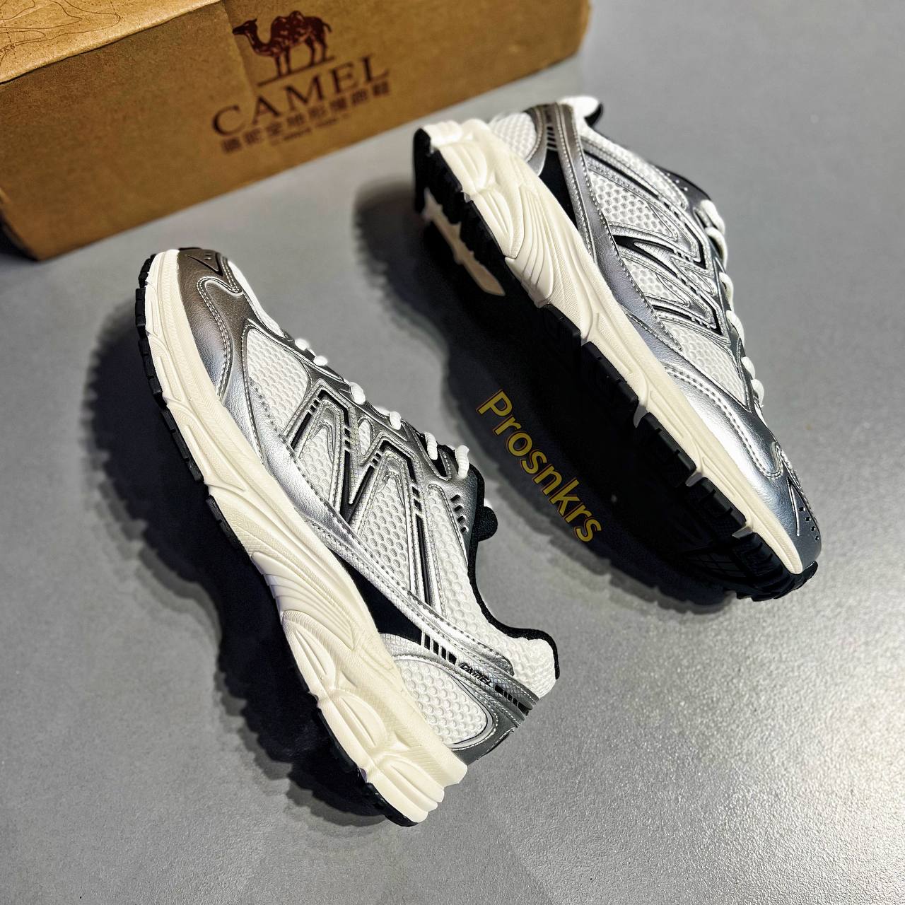 CROWN CAMEL “VINTAGE TECH RUNNER” – White | Silver